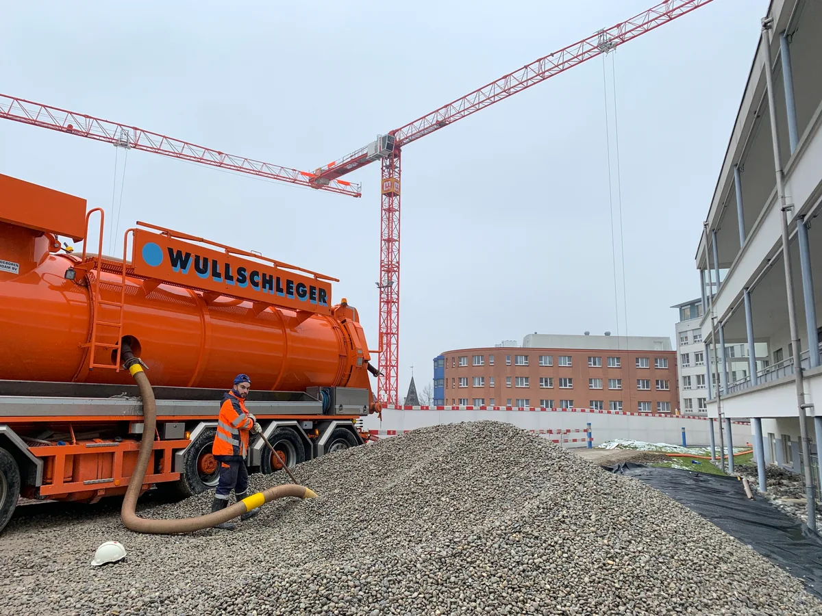 Ein Kiesberg und ein Lastwagen vor dem Spital Uster.